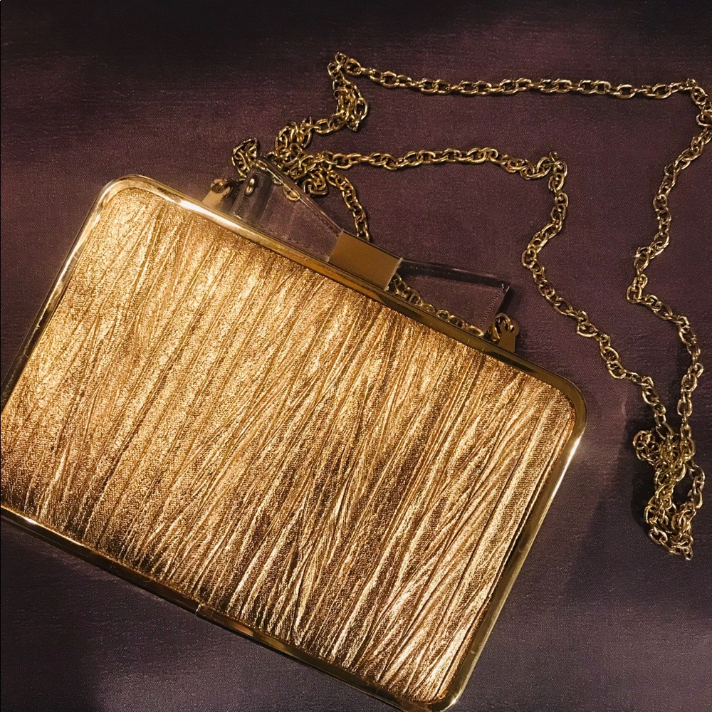 Beautiful gold w/Acrylic handle purse,classy!